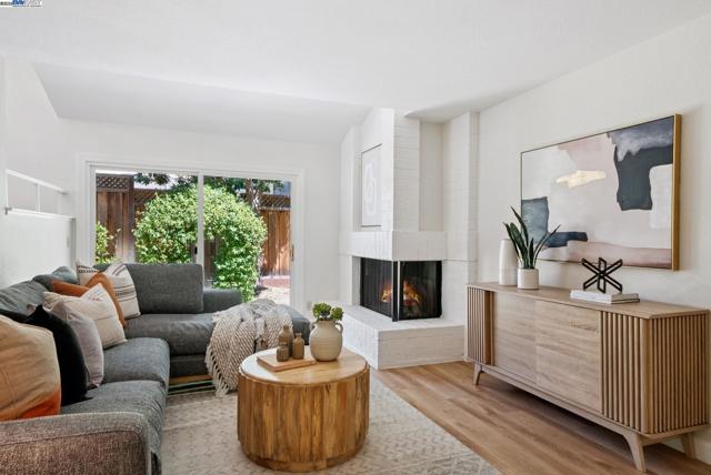 7467 Sundrop Ct, Pleasanton CA: https://media.crmls.org/mediaz/44d784ca-7787-471e-8a77-31919b183618.jpg