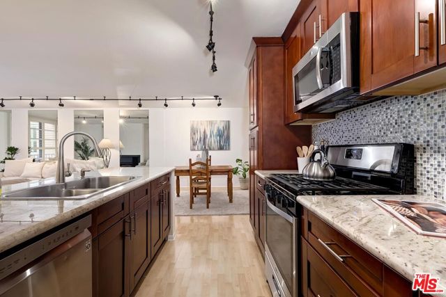 421 S La Fayette Park Place, Los Angeles CA: https://media.crmls.org/mediaz/44dae422-0041-45b9-8a0e-7517e8ced97d.jpg