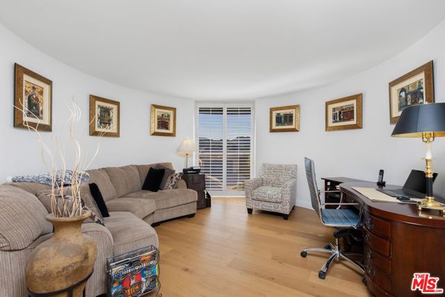 16894 Encino Hills Drive, Encino CA: https://media.crmls.org/mediaz/44db7642-8767-4b7d-b10d-c8d1c05f156f.jpg