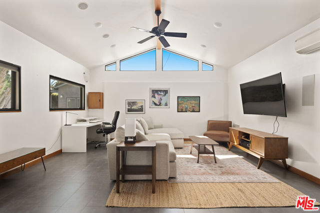 1089 Palms Boulevard, Venice CA: https://media.crmls.org/mediaz/44dbcdf8-5c65-4282-b2ff-50a3d3f79f2f.jpg