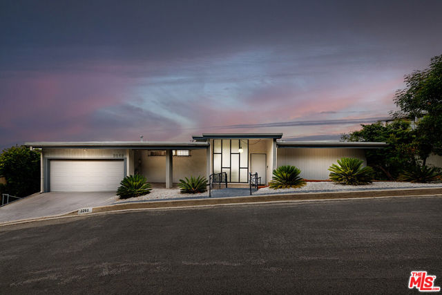 3268 Wrightwood Drive, Studio City CA: https://media.crmls.org/mediaz/44dc1666-206c-4be3-9001-02247fb31ac6.jpg