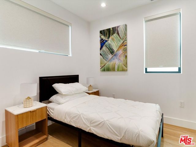 2815 1/2 S Redondo Boulevard, Los Angeles CA: https://media.crmls.org/mediaz/44dc3d1e-a135-495f-9d7d-1070609fa7e1.jpg