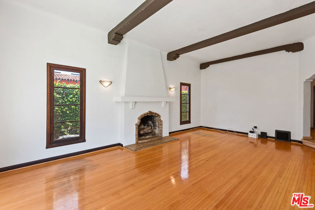 10733 Wellworth Avenue, Los Angeles CA: https://media.crmls.org/mediaz/44dc8090-b950-4267-8c52-8710368acd4e.jpg