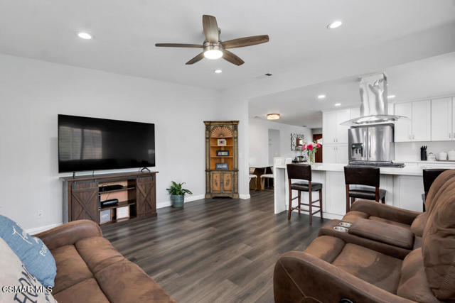 6211 Anastasia Street, Simi Valley CA: https://media.crmls.org/mediaz/44dccd1b-0af3-44e6-88c8-ac48f5db1da9.jpg