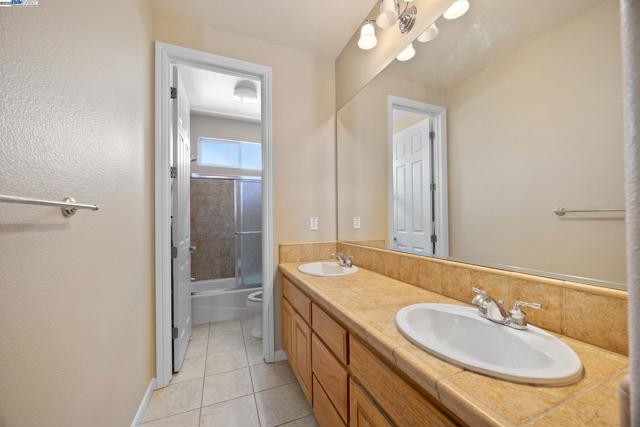 2132 Gold Poppy St, Brentwood CA: https://media.crmls.org/mediaz/44dd2bb3-7430-4c0c-9957-cfa5e36c7c56.jpg