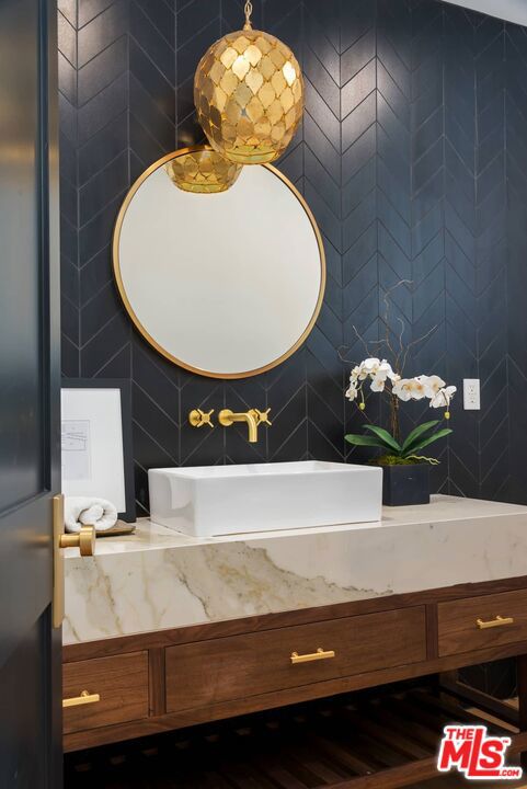 726 N Alta Vista Boulevard, Los Angeles CA: https://media.crmls.org/mediaz/44dd5d95-0533-49df-b276-5cb5abcbc94f.jpg