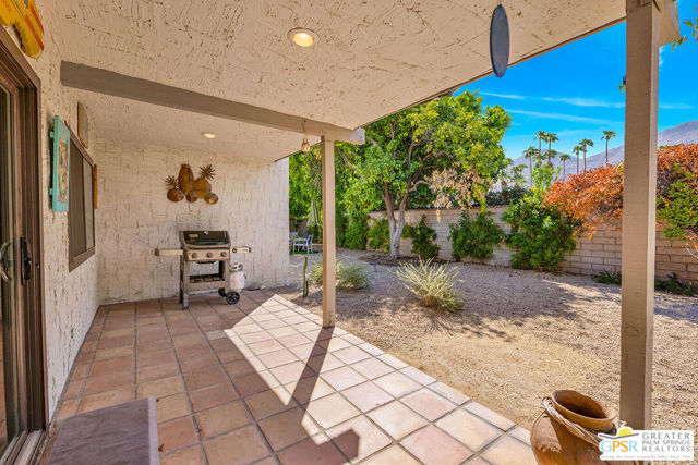 525 W Sunshine Circle, Palm Springs, CA 92264