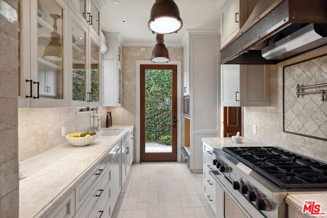 6882 Arizona Avenue, Los Angeles CA: https://media.crmls.org/mediaz/44de383e-ab5d-4983-b466-13fddb1d1548.jpg