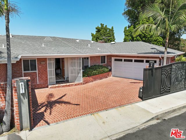 4260 S Cloverdale Avenue, Los Angeles CA: https://media.crmls.org/mediaz/44de57c1-231c-4bda-82e6-9feebe4f62a1.jpg