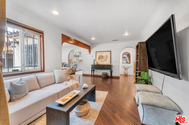 11242 Kling Street photo 7