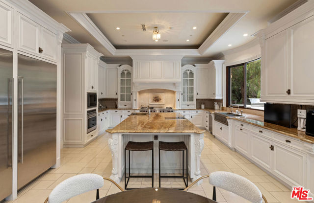 1021 N Crescent Drive, Beverly Hills CA: https://media.crmls.org/mediaz/44df49f9-7061-466b-8719-5b8856c15f95.jpg