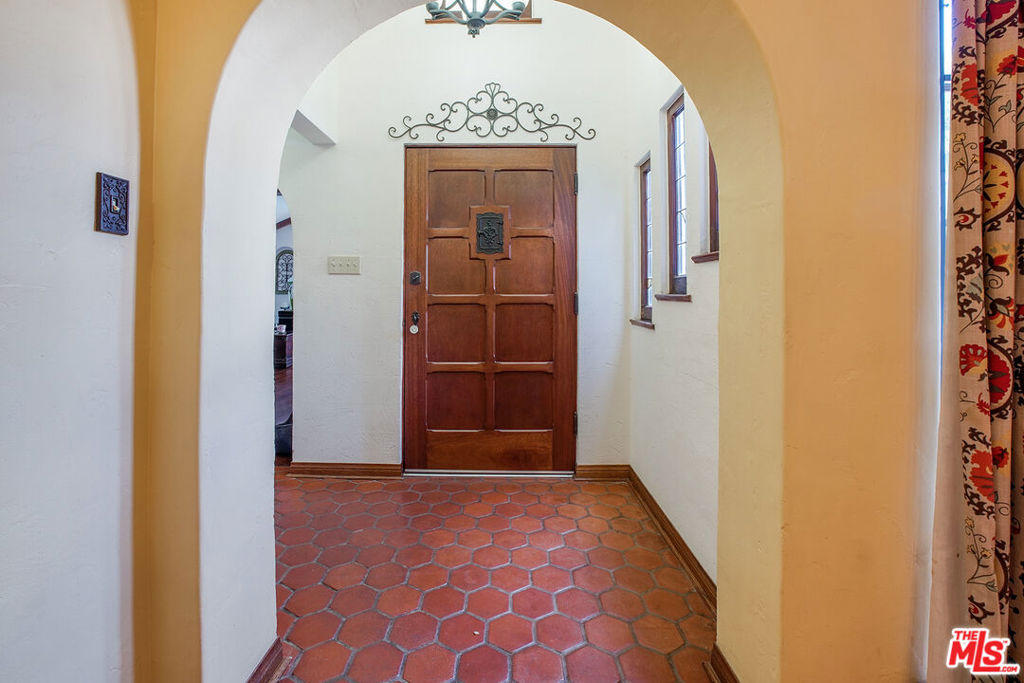 https://media.crmls.org/mediaz/44dfa834-b23e-4e97-94e5-64293f1f5d01.jpg?preset=X-Large
