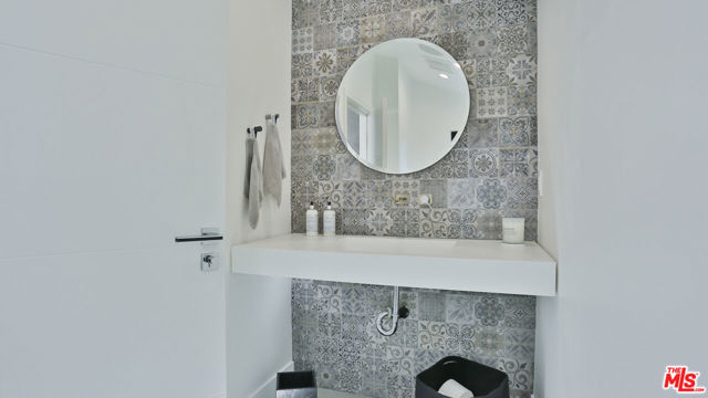 842 S Ogden Drive, Los Angeles CA: https://media.crmls.org/mediaz/44e0516a-dd43-4afa-be87-f758b91702b8.jpg