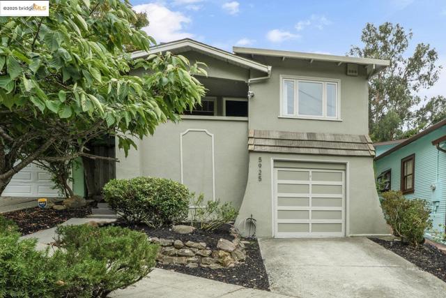 5925 Outlook Ave, Oakland CA: https://media.crmls.org/mediaz/44e0e6aa-b5da-49d3-aca5-ababd79cbdf3.jpg
