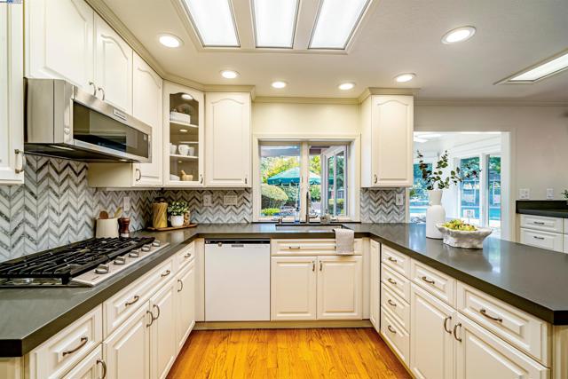 216 Salamanca Ct, San Ramon CA: https://media.crmls.org/mediaz/44e0e885-7362-4901-a66f-c8a0bbb25bcd.jpg