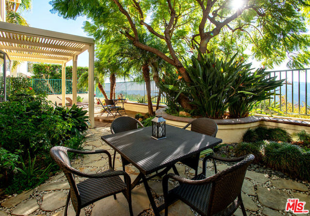 16724 Calle Arbolada, Pacific Palisades CA: https://media.crmls.org/mediaz/44e1c958-9339-4b17-853a-3edbbb93b5fe.jpg