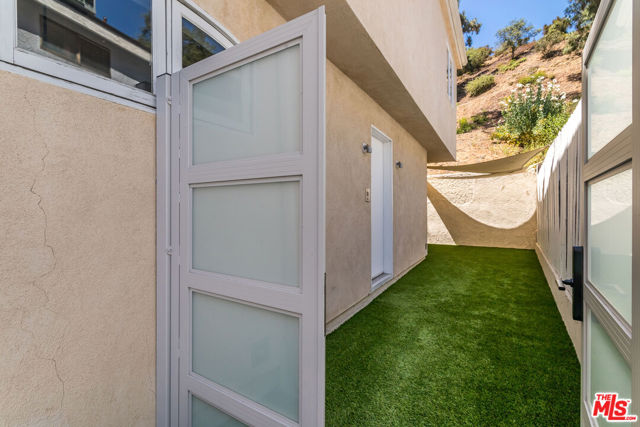 8783 Lookout Mountain Avenue, Los Angeles CA: https://media.crmls.org/mediaz/44e21df8-955a-4dd2-91eb-8791907f8e48.jpg