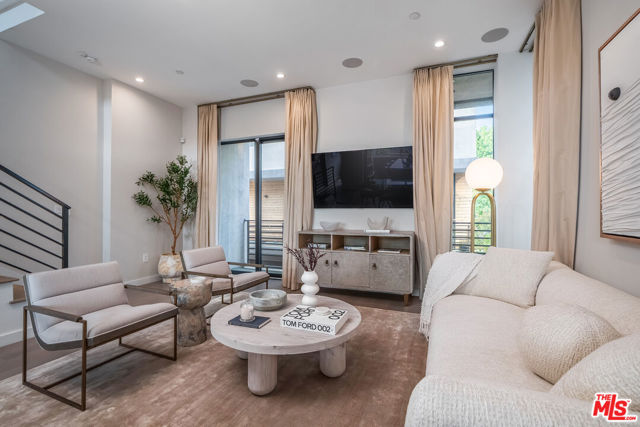 4427 Studio Place, Studio City CA: https://media.crmls.org/mediaz/44e228cb-17ee-42ed-ae3d-651bba5b9511.jpg