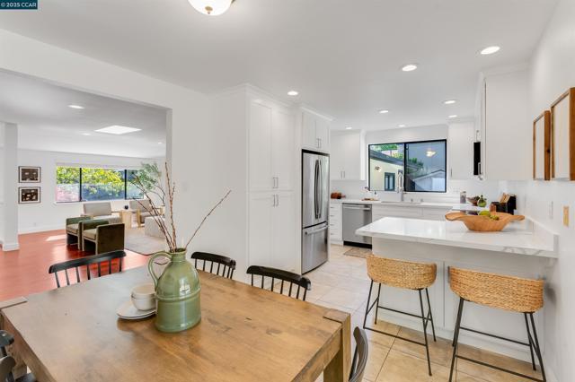 2424 San Miguel Dr, Walnut Creek CA: https://media.crmls.org/mediaz/44e24f9d-4be3-42c7-8ab2-0d887e833c41.jpg