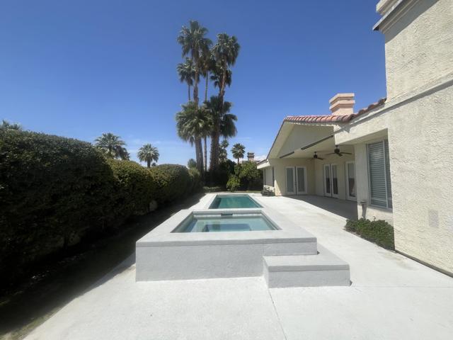 11 Mission Palms W Drive, Rancho Mirage CA: https://media.crmls.org/mediaz/44e2e173-089e-4693-bd44-e65adc65bc5b.jpg