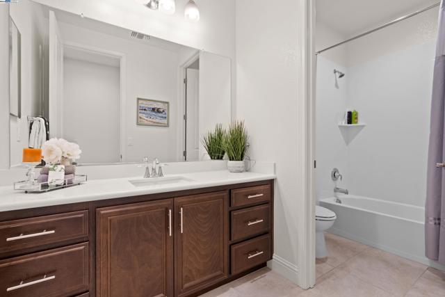 4440 Pine Mountain Way, Dublin CA: https://media.crmls.org/mediaz/44e30c8d-be5a-4fef-ae1e-dd9666d253cd.jpg