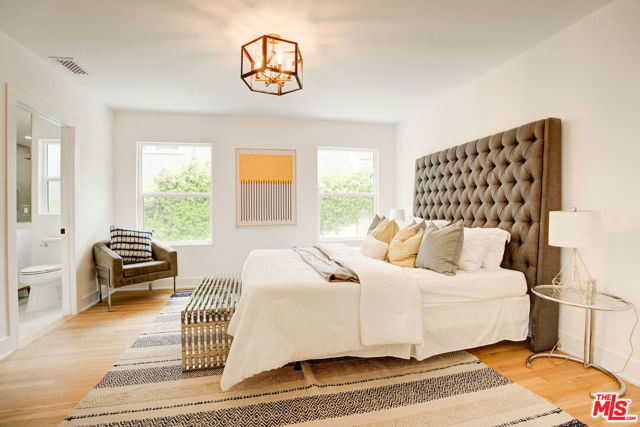 1027 S Lucerne Boulevard, Los Angeles CA: https://media.crmls.org/mediaz/44e45846-c5a3-45c7-b29a-8da100ef4caa.jpg