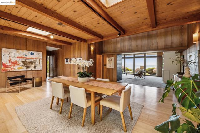 1 Garden Dr, Kensington CA: https://media.crmls.org/mediaz/44e4999e-d5d1-4d60-a5cb-c7f221de6d4b.jpg