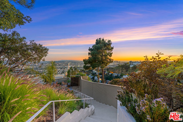 8494 Cole Crest Drive, Los Angeles CA: https://media.crmls.org/mediaz/44e4bbc1-1d49-476c-a706-3903b0896ccf.jpg