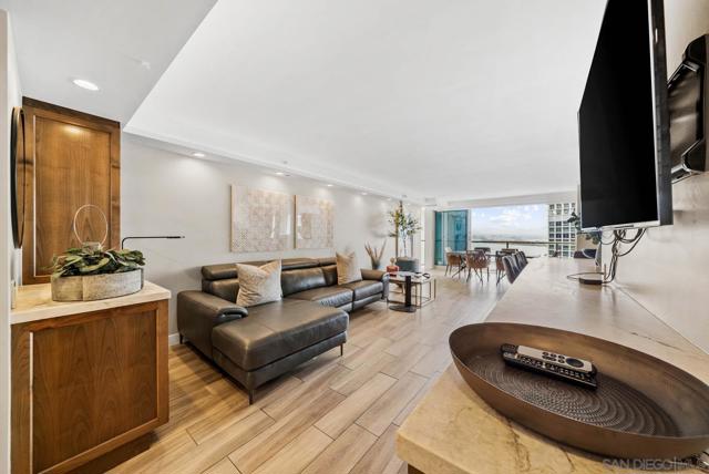 1780 Avenida Del Mundo, Coronado CA: https://media.crmls.org/mediaz/44e4c685-0418-4073-92e6-b7a0760ced60.jpg
