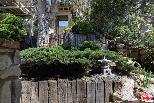 18842 Topanga Beach Drive, Malibu CA: https://media.crmls.org/mediaz/44e4d0fd-01d4-4e08-bb69-689d3451fe3f.jpg
