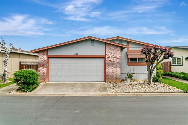 253 Forest Drive, Morgan Hill CA: https://media.crmls.org/mediaz/44e4dacf-f70c-471b-9353-9022825c599e.jpg