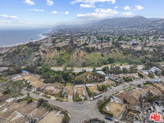 595 Radcliffe Avenue, Pacific Palisades CA: https://media.crmls.org/mediaz/44e5144b-cdff-4eac-b31f-d32fd99e5082.jpg