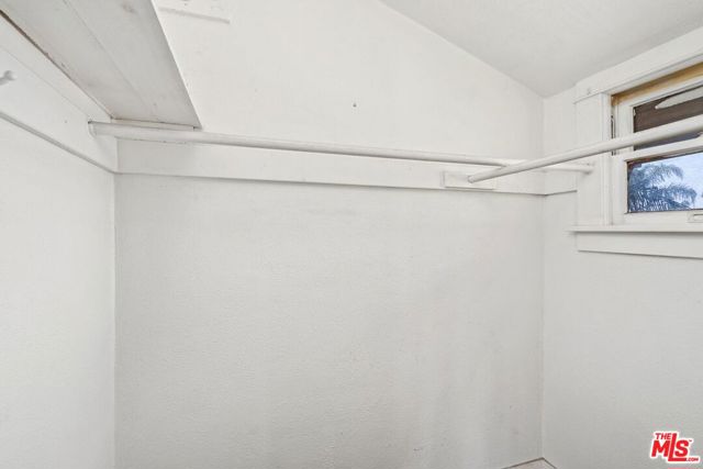 4812 Arlington Avenue, Los Angeles CA: https://media.crmls.org/mediaz/44e5dc9f-72c4-4213-a7a6-738cd9f46ef9.jpg