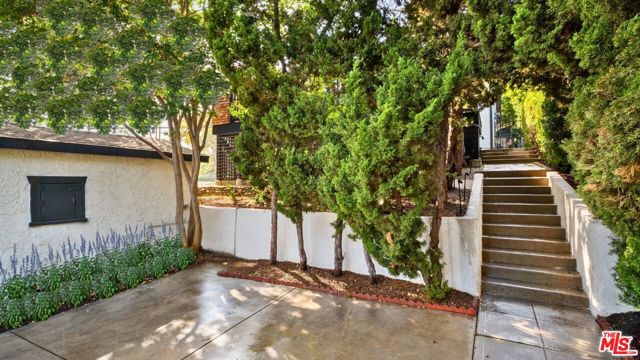 6155 Poppy Peak Drive, Los Angeles CA: https://media.crmls.org/mediaz/44e6379c-a009-442a-9a7e-72fea0cdf627.jpg