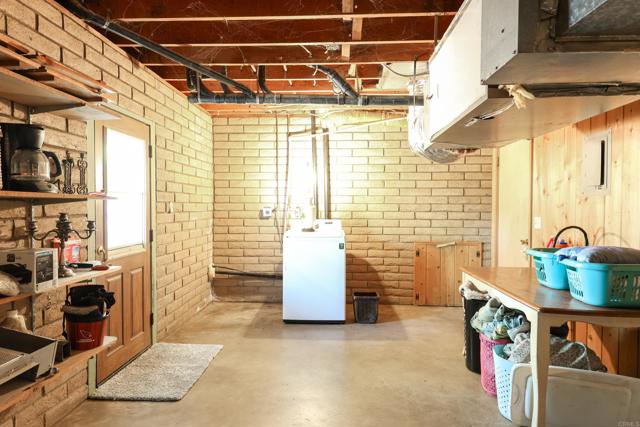 Image 28 of 75 For 2128 Salton View Dr