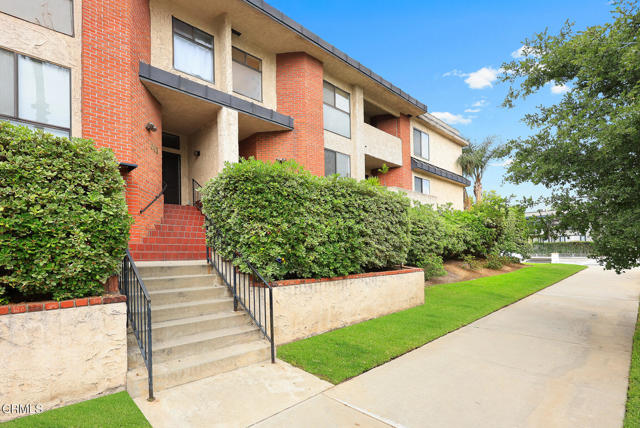 601 S El Molino Avenue, Pasadena CA: https://media.crmls.org/mediaz/44e793f7-4469-42be-ba24-de3bf7994709.jpg