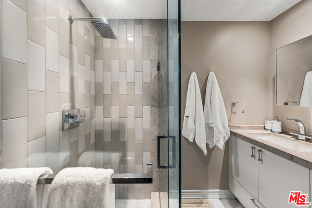 3170 KINGS Court, Los Angeles CA: https://media.crmls.org/mediaz/44e79a31-ac47-4042-8b9f-ea8d962fff64.jpg