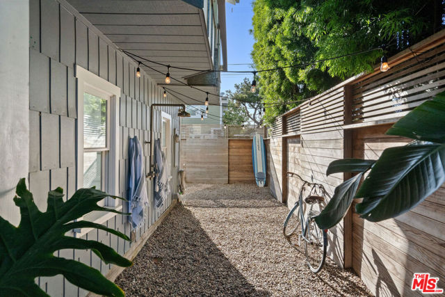 729 Superba Avenue, Venice CA: https://media.crmls.org/mediaz/44e88700-4fa6-484e-94ff-e01772136144.jpg