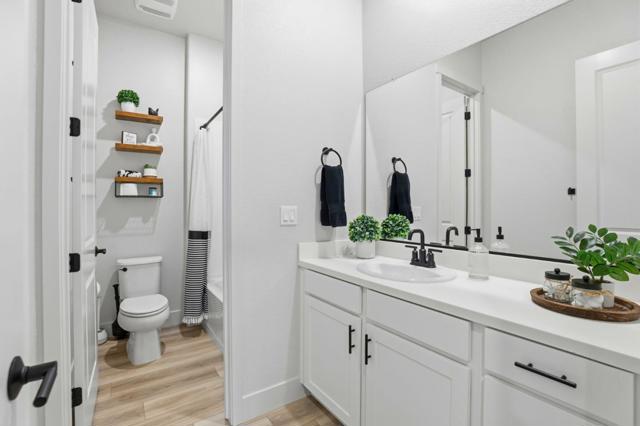 208 Luna Way, Hollister CA: https://media.crmls.org/mediaz/44e8b3ce-5d1c-42ed-a99e-1ee9f6a38a53.jpg