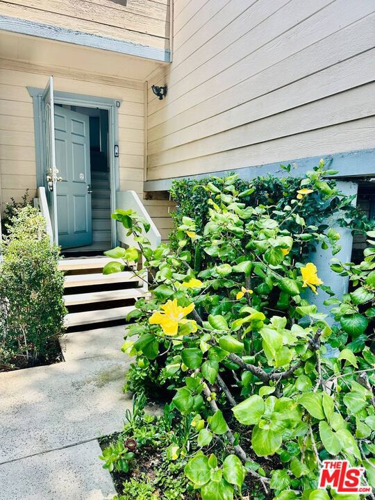 9901 Independence Avenue, Chatsworth CA: https://media.crmls.org/mediaz/44e990fa-a7b4-408a-afe2-3c225a6da247.jpg