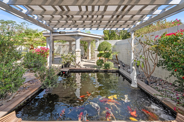 6 Voltaire Court, Rancho Mirage CA: https://media.crmls.org/mediaz/44e9b450-7716-4321-b56e-21c0482a0910.jpg