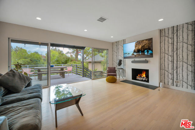 380 Tamarac Drive, Pasadena CA: https://media.crmls.org/mediaz/44ea0f42-a399-4eb9-9f49-27d917ef0e65.jpg