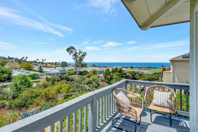 1211 W Muirlands Dr, La Jolla CA: https://media.crmls.org/mediaz/44eaabc5-1b84-42ea-ac84-12039ece48b7.jpg