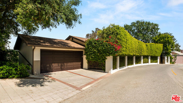 1018 N Tigertail Road, Los Angeles CA: https://media.crmls.org/mediaz/44eb13c6-d7c8-42ec-8754-fbd664e880f3.jpg