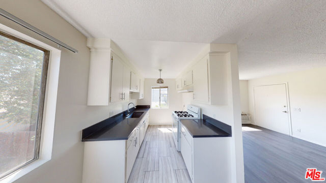 5236 Kester Avenue, Sherman Oaks CA: https://media.crmls.org/mediaz/44eb7164-ab6e-4b01-a47c-7302e0fd9924.jpg