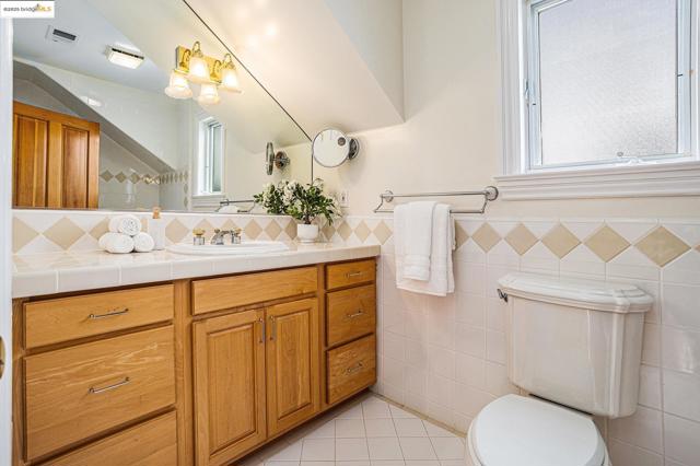1415 Vancouver Ave, Burlingame CA: https://media.crmls.org/mediaz/44ec5d55-d007-43fd-a502-06dfcb29fd6b.jpg
