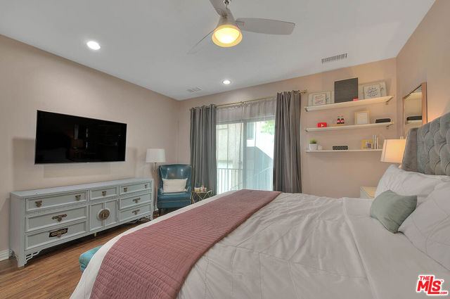 1821 S Sycamore Avenue, Los Angeles CA: https://media.crmls.org/mediaz/44ed13e9-b390-429a-9037-f119cecba9d6.jpg