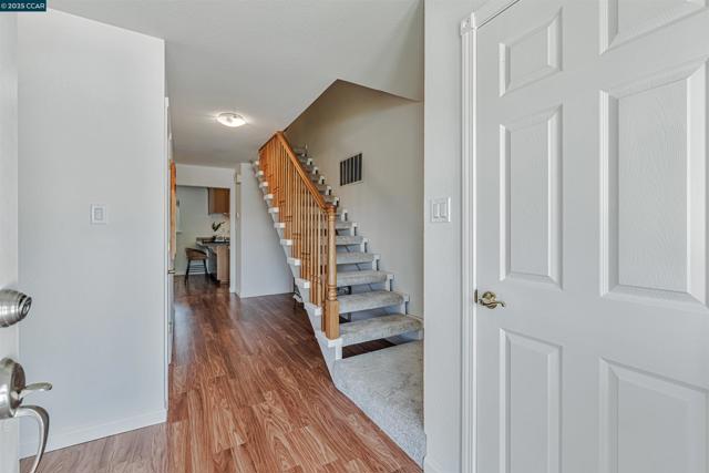 9597 Davona Dr, San Ramon CA: https://media.crmls.org/mediaz/44edd4bf-0ffa-42b6-b3f5-3fa5d1e93069.jpg