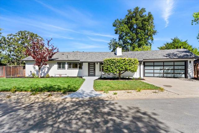 15640 Gardenia Way, Los Gatos CA: https://media.crmls.org/mediaz/44edf168-4f0f-41e9-8220-3f88f4ad4423.jpg