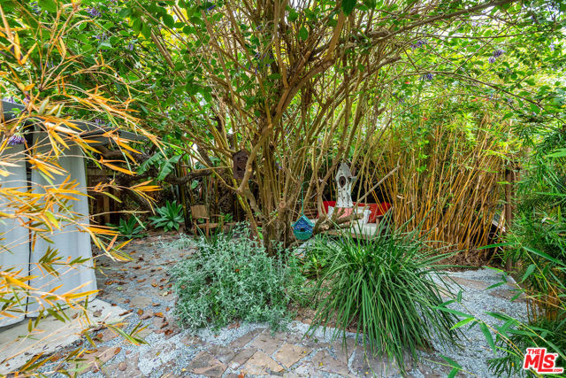 3761 Ashwood Avenue, Los Angeles CA: https://media.crmls.org/mediaz/44ee28ae-728e-4739-9536-7904b5d8c1f2.jpg